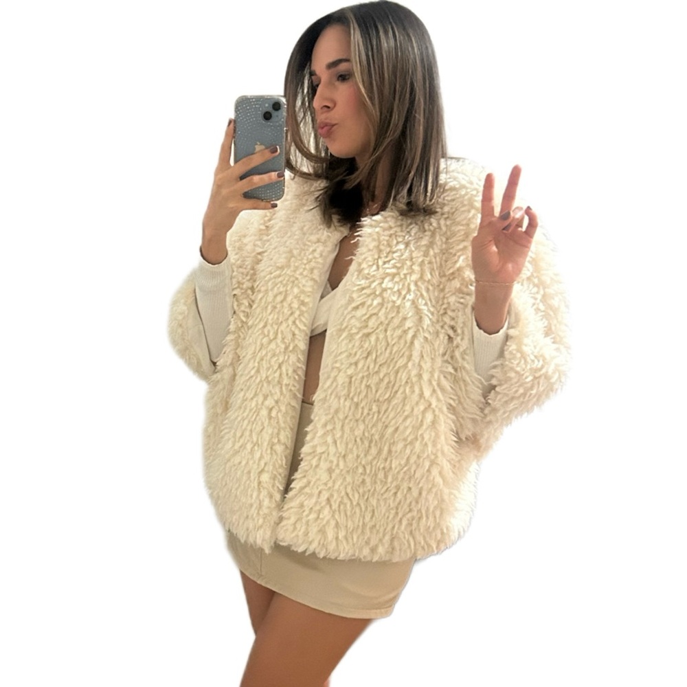 Amélie & Amélie Creme Faux Fur Shag Wrap - Size Small/Medium